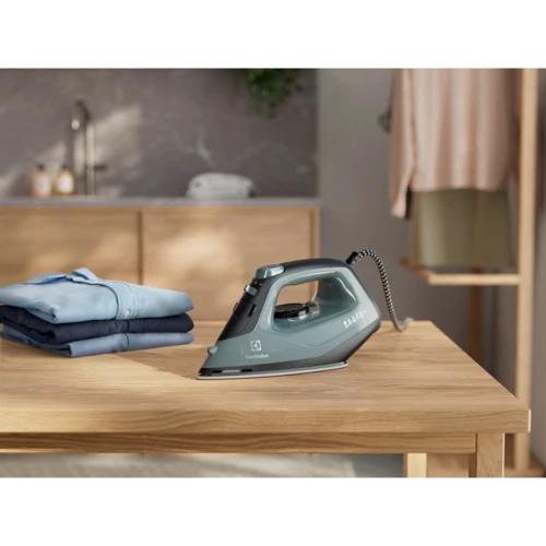 Утюг Electrolux E5SI2-6OG: Подключение проводное (2 м)