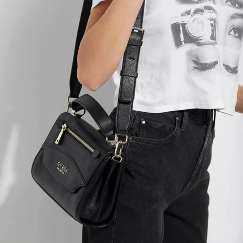 Женская сумка-сэтчел Guess Lias Top Handle Flap черная (HWVG7670180-BLA): Фактура Зернистая, Матовая