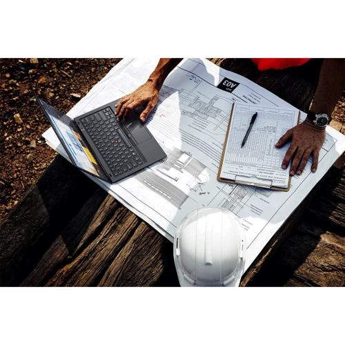 Ноутбук Lenovo ThinkPad X1 Carbon Gen 11 (21HM002CUS) RB: Видеоадаптер Intel Iris Xe Graphics
