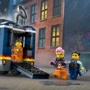 Конструктор LEGO City Передвижная полицейская криминалистическая лаборатория 674 деталей (60418) фото 6