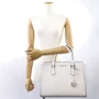 Женская сумка тоут Michael Kors белая (MK0565W): Тип ручки Со съемным ремнем, Плечевой ремень, С двумя ручками, Длинная ручка