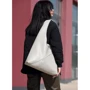 Женская сумка хобо Sambag HOBO M серый шёлк (53200030): Материал Искусственная кожа
