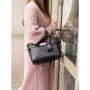 Женская сумка тоут Guess Bea Society Satchel черная (HWVS8132060-BLA): Тип ручки С двумя ручками, Короткая ручка
