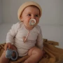 Пустышка Frigg Daisy Cotton Candy size 1 (0-6 m) бежевый (000513): Возраст до 6 месяцев