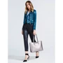 Женская сумка тоут Guess Uptown Chic Barcelona Tote серебристая (HWMG7301230-PEW): Пол Женский