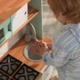 Детская кухня KidKraft Mid-Century Modern с системой легкого складывания EZ Kraft Assembly (53432): Возраст от 2-х лет