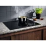 Варочная поверхность Electrolux EIS62443: Расположение панели Спереди посередине