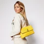 Жіноча сумка через плече Guess Carabel Cnvrtble Xbody Flap жовта (HWCG7972210-YEL): Тип ручки На ланцюжку, Без ручки, Плечовий ремінь