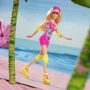 Коллекционная кукла Barbie Roller-Skating по мотивам фильма Барби (HRB04): Особенности На шарнирах