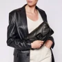Жіноча сумка-сетчел Guess Brightside Shoulder Bag чорна (HWQB7580190-BLA): Фактура Стьобана, матова, Гладка
