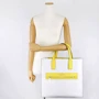 Женская сумка тоут Michael Kors светло-серая (MK0572W): Тип ручки Со съемным ремнем, Плечевой ремень, С двумя ручками, Короткая ручка