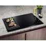 Варильна поверхня Electrolux Slim-fit SenseBoil EIS82441: Робоча поверхня склокераміка