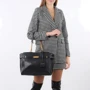Женская сумка тоут Guess Bea Elite Tote черная (HWVB8132230-BLA): Застежка Молния