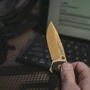 Ніж SOG Terminus XR LTE, Carbon/Gold (SOG TM1033-BX): Система відкривання однією рукою Есть