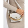 Женская сумка-сэтчел GUESS RETOUR MINI TOP HANDLE FLAP WHI - WHITE белая (HWCG8664780-WHI): Тип ручки Плечевой ремень, Короткая ручка, На цепочке