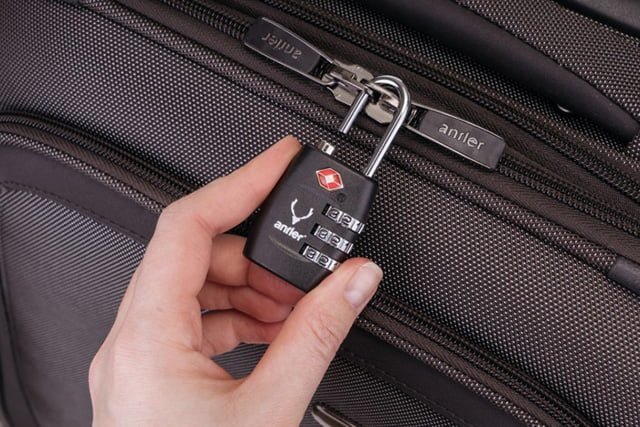 чемодан с замком TSA